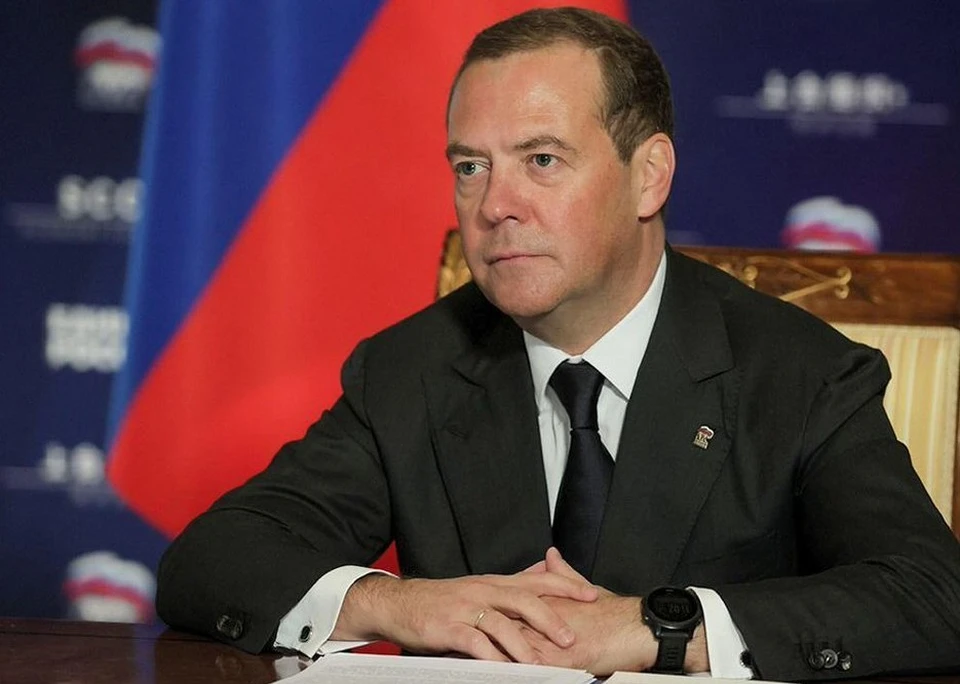 Дмитрий Медведев пошутил про салфетку Макрона на ПМЮФ-2025