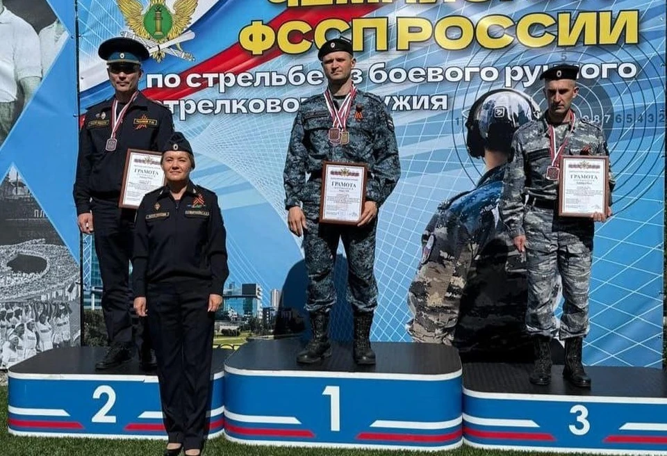 Ринат Рахимов (слева). Фото пресс-службы ФССП по Воронежской области.