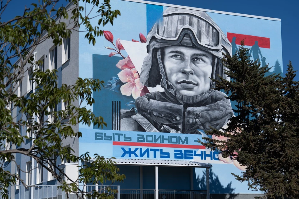 Герои смотрят на мирный город. Фото: телеграм-канал Михаила Развожаева