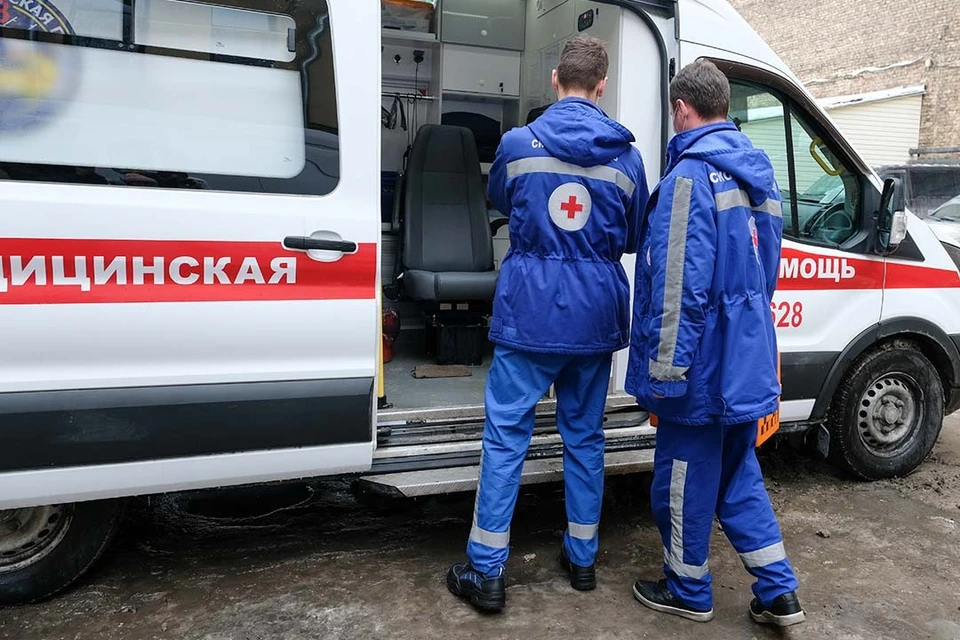 Пострадавших осматривают медики.