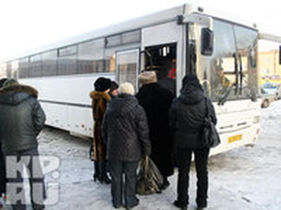 Пригородные автобусы кемерово. Автобус зима. Междугородние автобусы зимой. Автовокзал Кемерово зима. Автобус зимой в Кемерово.