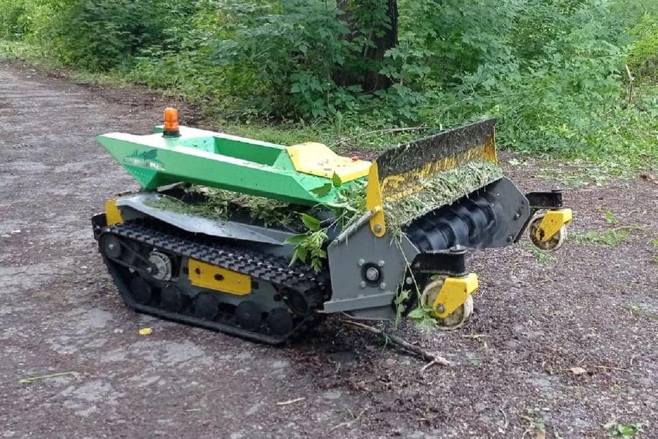 На уборку Новосибирска вышли новейшие беспилотные газонокосилки «Саранча». Фото: мэрия Новосибирска