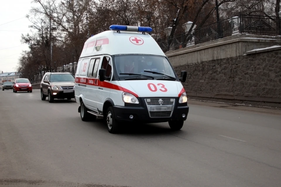 В Кемерове водитель отечественного автомобиля сбил ребенка на самокате.