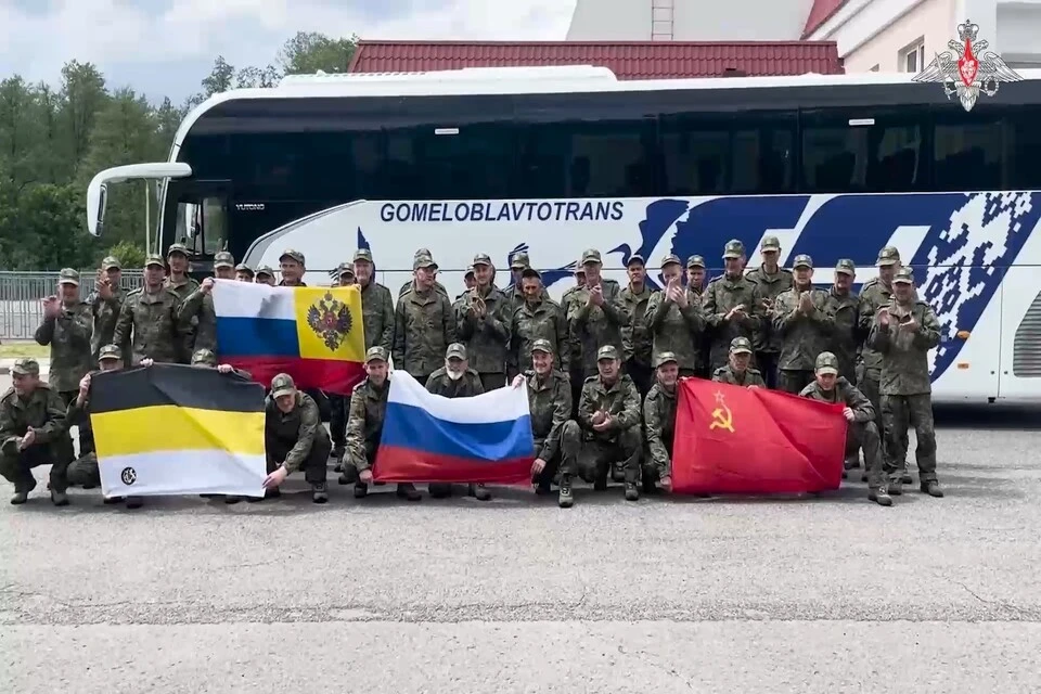 Видео возвращения российских бойцов из украинского плена опубликовало Минобороны. Фото: кадр из видео Минобороны