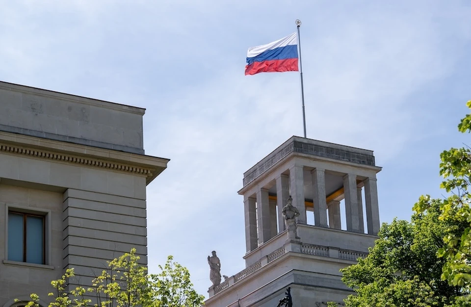 На посольство РФ в Швеции с дрона сбросили емкость с краской