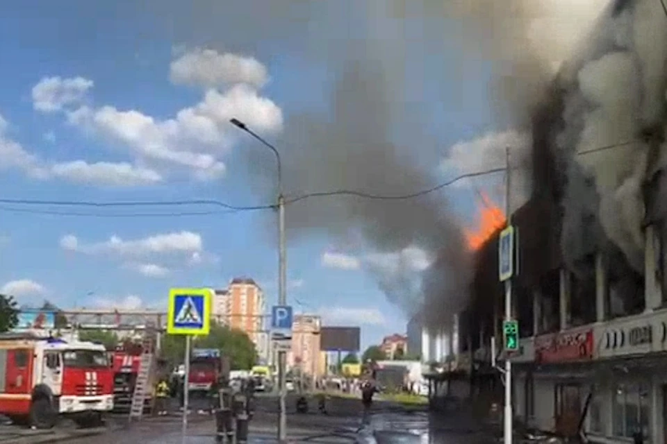 В Королеве продолжают тушить возгорание в ТЦ