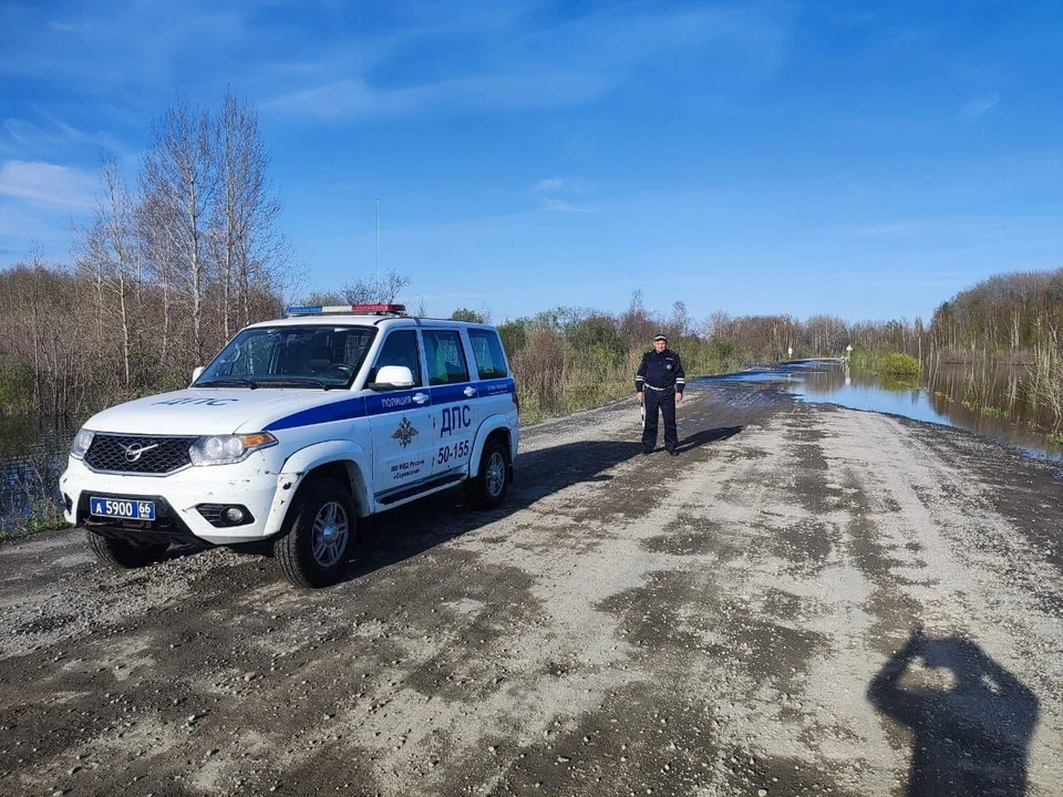 В Свердловской области подтоплены участки дороги Сосьва – Гари. Фото: Госавтоинспекция Свердловской области