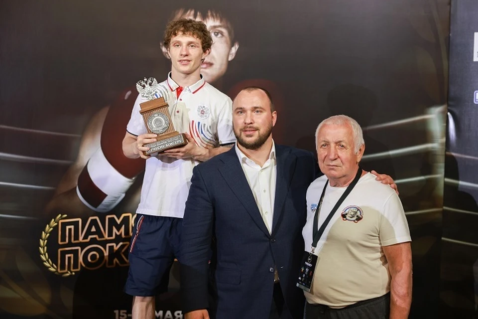 Вячеслав Рогозин победил в чемпионате России по боксу в весовой категории до 54 килограммов.