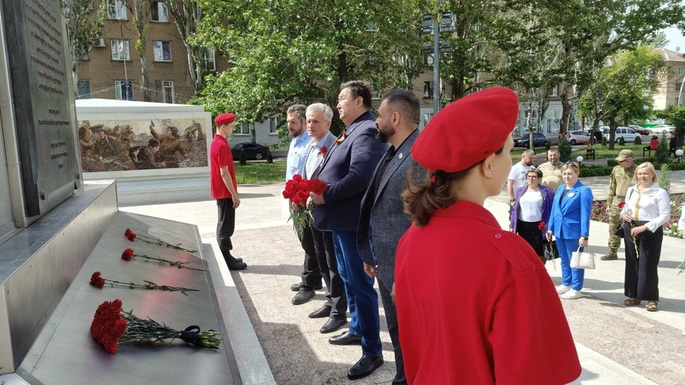 Около стелы «Города воинской славы» возложили цветы