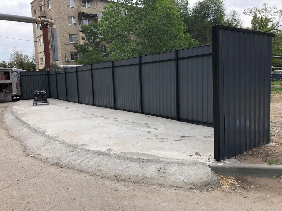Депутат Думы город Астрахани от ЛДПР Гурам Шишниашвили установил новую контейнерную площадку