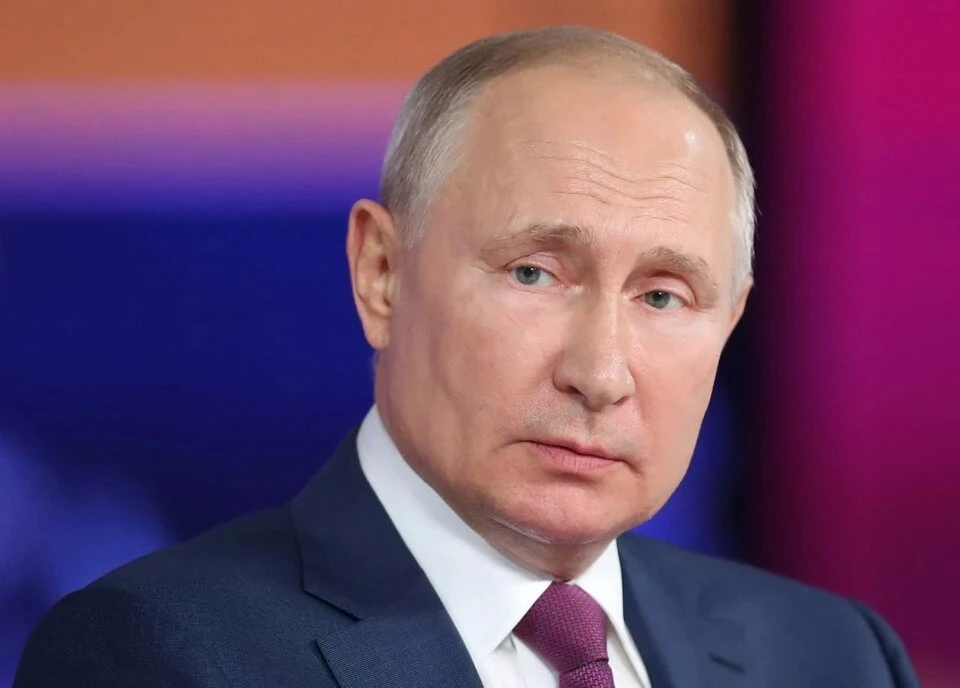 Путин заявил, что социальная политика России должна строиться вокруг семьи