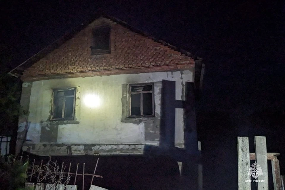 Площадь пожара в дачном товариществе составила 60 кв. метров. Фото: пресс-служба ГУ МЧС России по Ростовской области
