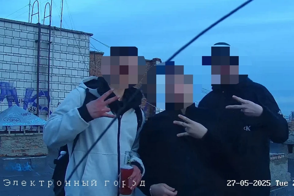 Молодые парни покривлялись на камеру, снимающую площадь Труда в Новосибирске. Фото: «Электронный город»