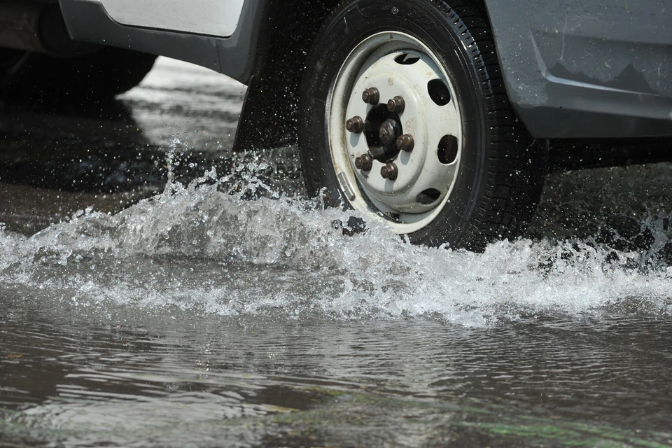 Водой на дорогу нанесло много земли