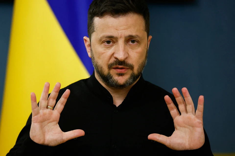 Зеленский: Украине приходится покупать все больше оружия за свои средства