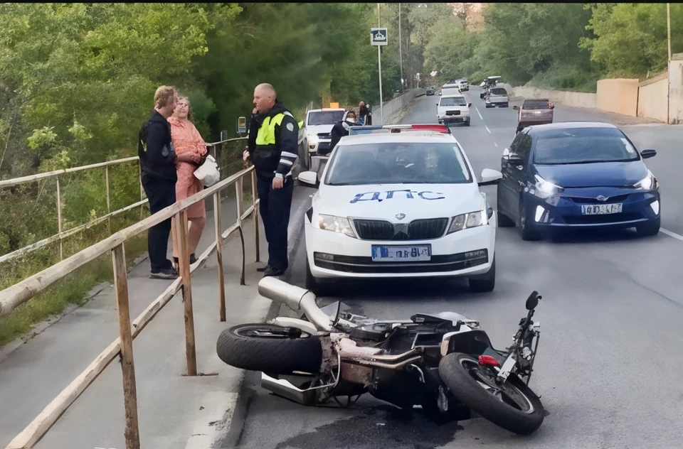 В результате аварии из бака мотоцикла вытекло топливо. Фото: принтскрин видео службы аварийных комиссаров.