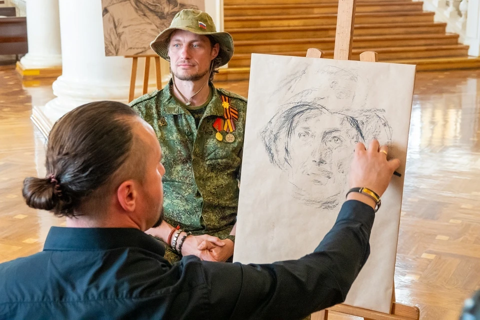 Художник написал портрет Александра Задойнова. Фото: пресс-служба администрации Сочи