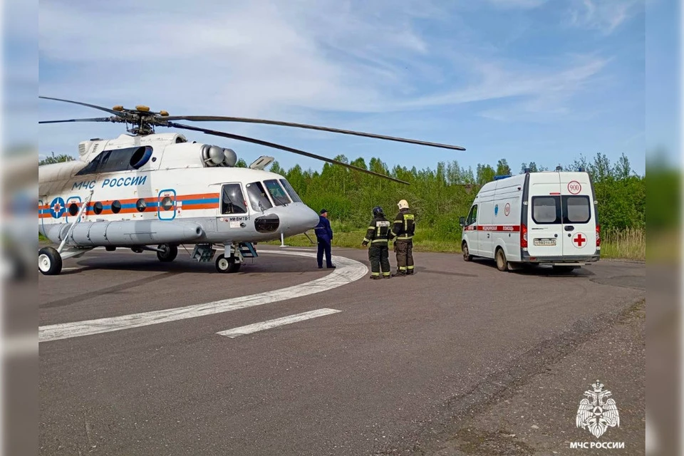 Погрузка пациента на борт вертолета. Фото: МЧС Тверской области.