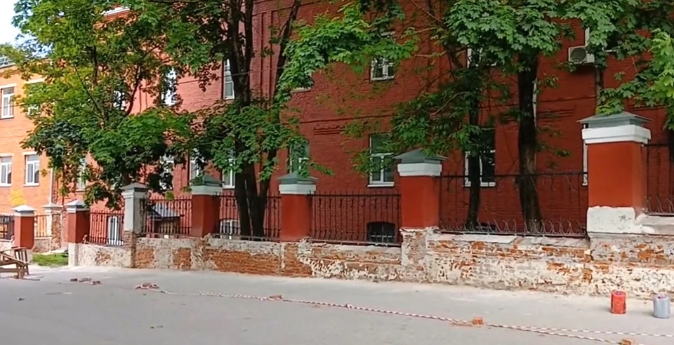 Год без изменений: жители бьют тревогу из-за разрушающейся ограды возле лицея №9.