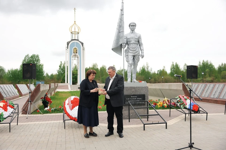 В Кузбасс доставили землю с мест боев Ленинградско-Новгородской наступательной операции.