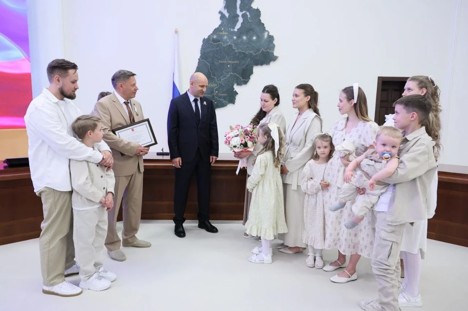 Артём Жога вручил орден «Родительская слава» семье Радионовых. Фото: пресс-служба аппарата полпреда в УрФО