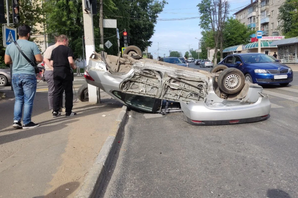 Водитель перевернувшейся машины, к счастью, сильно не пострадал.