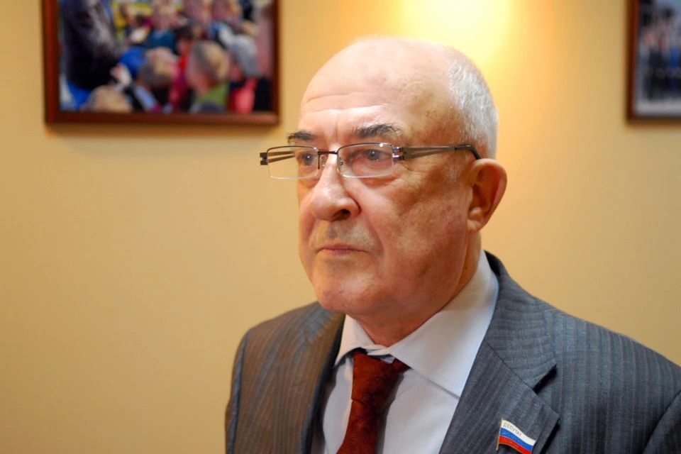 Александр Тягунов отмечает 85-летие. Как он любит говорить: «Бог создал землю, а всё, что на ней стоит – дело рук строителей». Фото: пресс-служба Законодательного Собрания Тверской области.