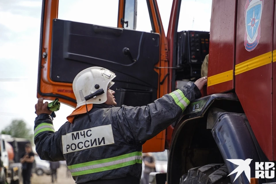 С огнем удалось полностью справиться в 15:30.