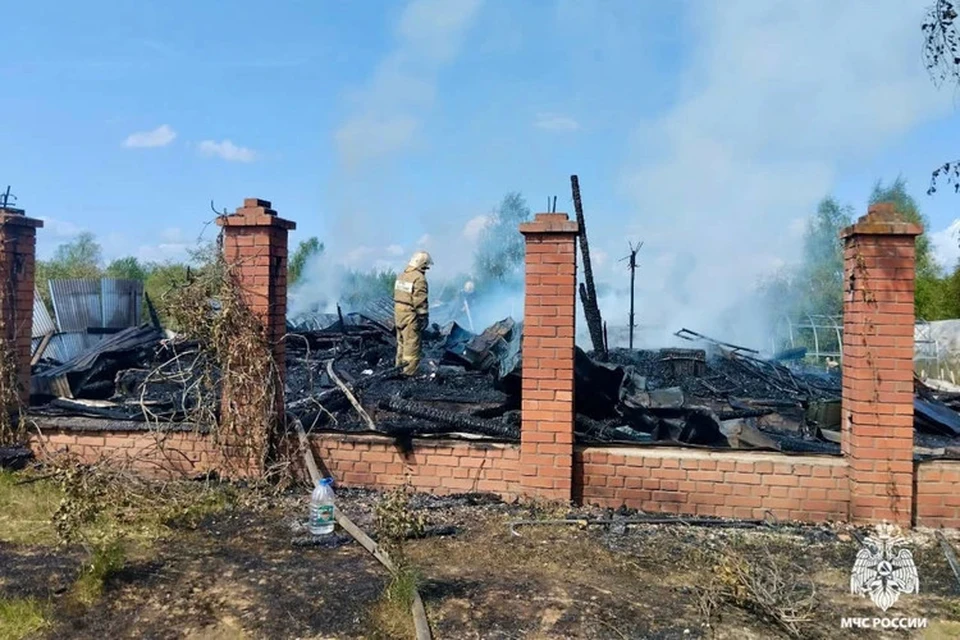 Юную москвичку не смогли достать из горящей дачи... Фото: пресс-служба ГУ МЧС по Тверской области.