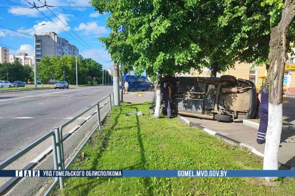 В Гомеле автомобиль такси с пассажиром опрокинулся, врезавшись в светофор. Фото: телеграм-канал УВД Гомельского облисполкома