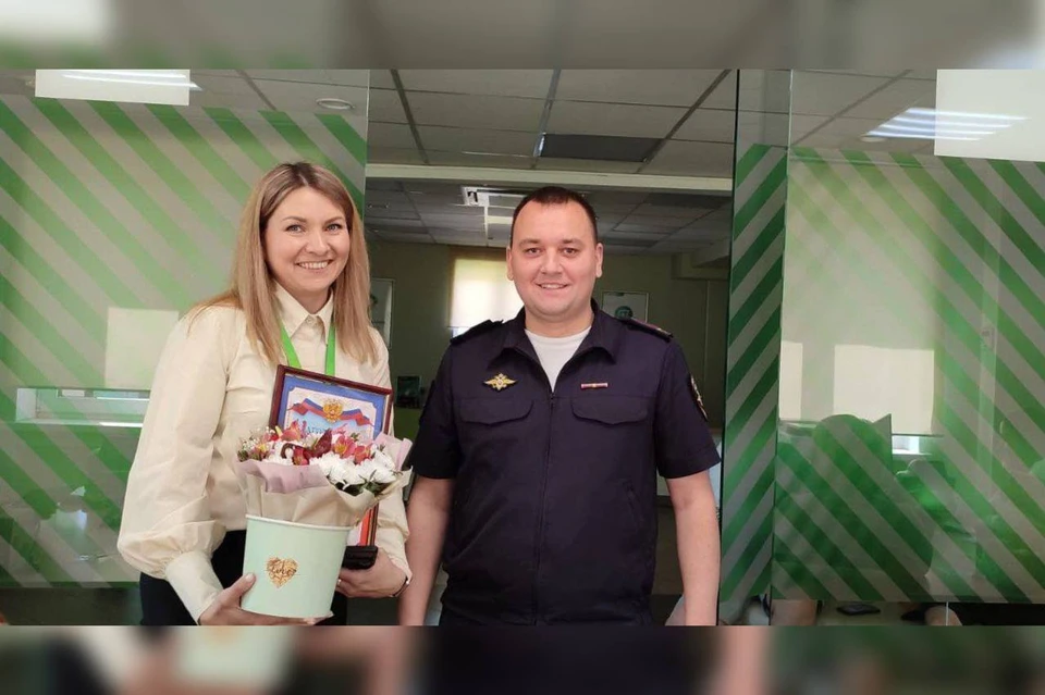 В Енисейске сотрудница банка спасла мужчину от мошенников. На фото: Алина Барабаш и Дмитрий Смолячков. Фото: краевое МВД