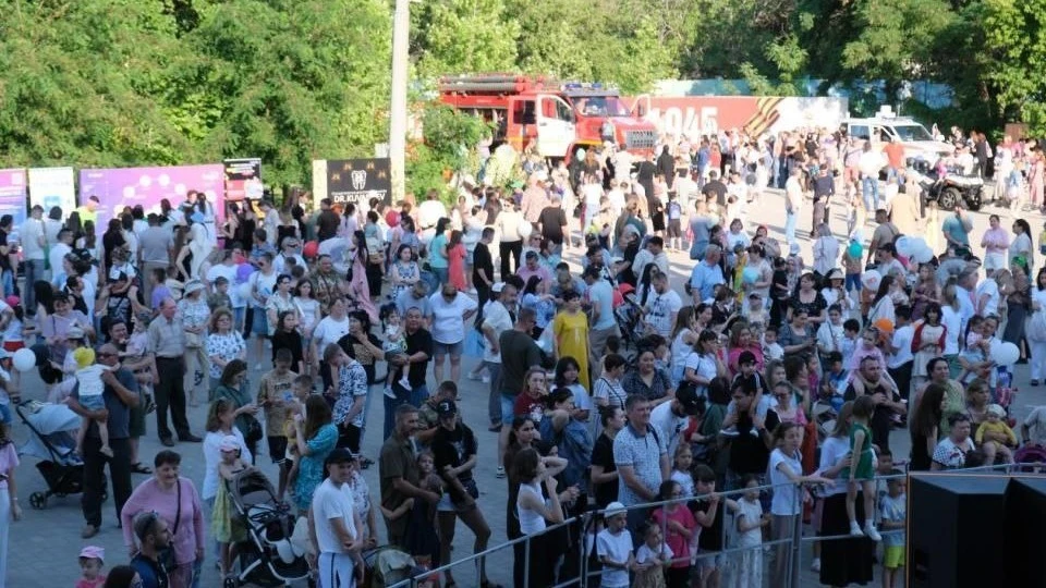 Детей развлекали ростовые куклы и аниматоры, была представлена техника МЧС