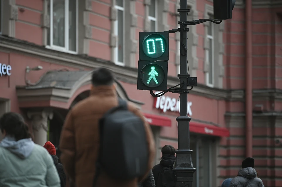 Сигнал пешеходного светофора должен автоматически включаться в приоритетном порядке.