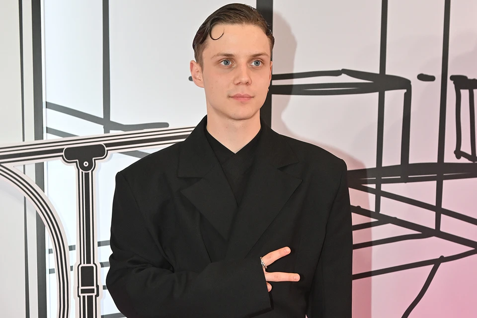 Исполнитель хитов «Венера-Юпитер», «Цветаева» и «Настоящая», 19-летний Ваня Дмитриенко дал большое интервью Ксении Собчак.