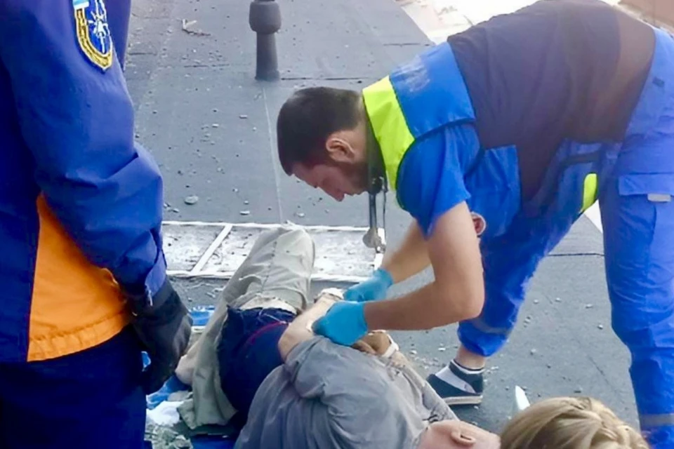 Новосибирца увезли в больницу после падения с балкона третьего этажа. Фото: спасатели МАСС