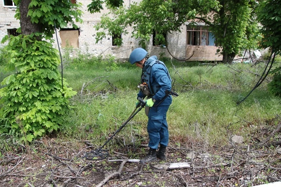 В ДНР саперы МЧС за сутки уничтожили более 400 взрывоопасных предметов. Фото: МЧС России по ДНР