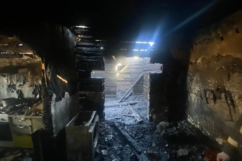 Люди спаслись через окна, а от дома почти ничего не осталось. Фото: Следственный комитет по Красноярскому краю и Хакасии