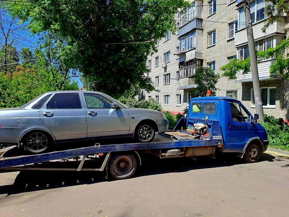 Авто транспортировали на спецстоянку