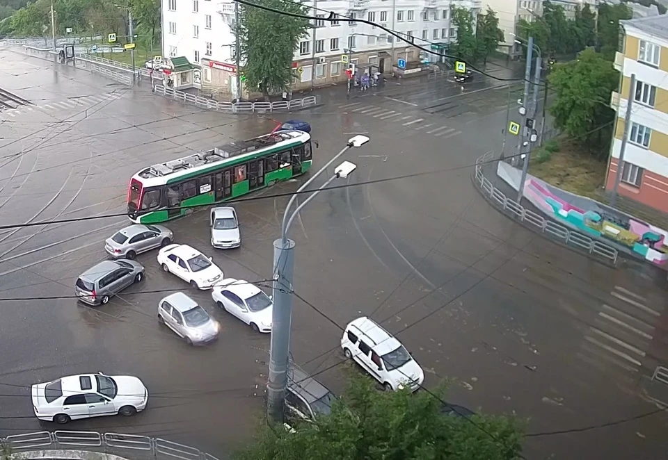 Во время дождя на перекрестках под воду ушли рельсы. Фото: камеры «Интерсвязи»