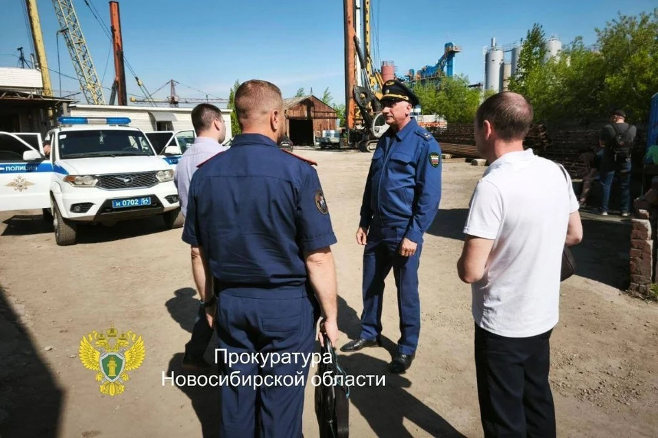 Обвиняемые похитили имущество на миллион рублей, их задержали. Фото: Прокуратура по Новосибирской области.