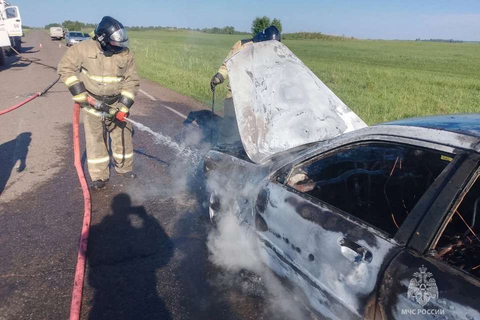 В Красноярском крае на автодороге загорелся автомобиль. Фото: ГУ МЧС России по Красноярскому краю