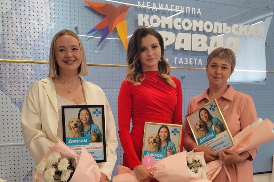 Девушки ежедневно заботятся о животных. Фото: пресс-служба ветеринарии Иркутской области