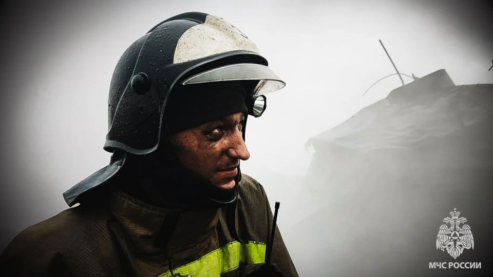 На пожаре в ЛНР эвакуировали 30 человек. ФОТО: МЧС России