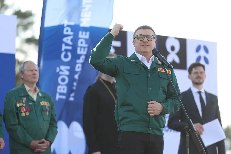 Алексей Текслер поблагодарил студентов за помощь предприятиям и социальным учреждениям летом. Фото: пресс-служба губернатора.