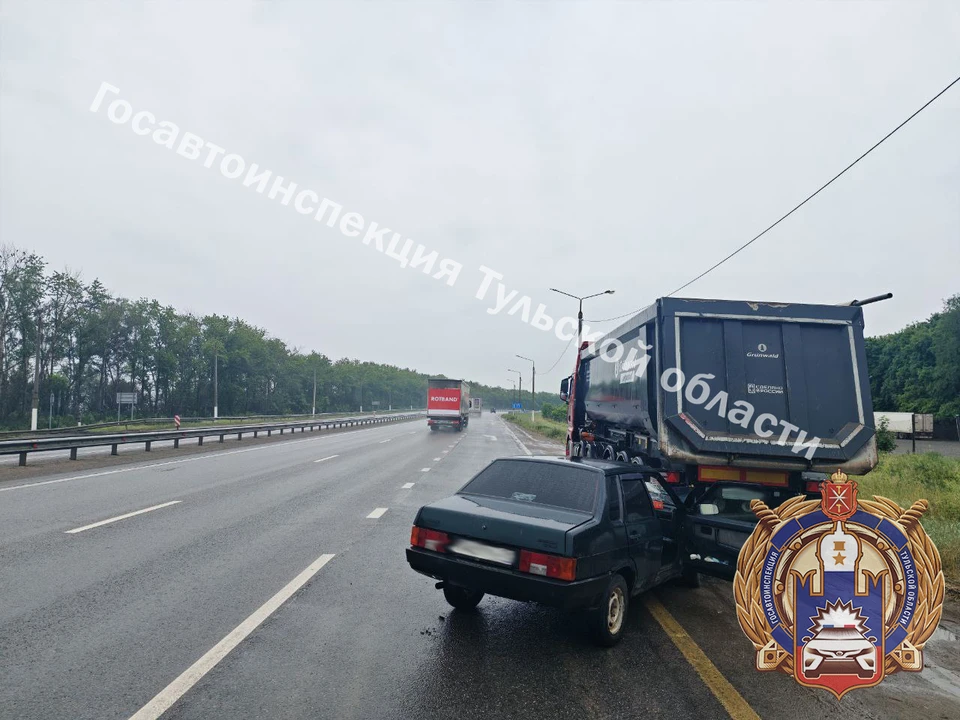 «Девятка» врезалась в мирно стоящий на обочине большегруз на трассе «Дон» в Тульской области