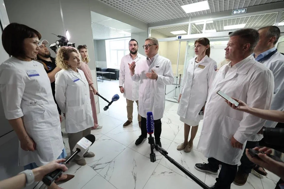 На днях губернатор встретился с персоналом детской поликлиники в Еманжелинске, которая открылась после капремонта. Фото: пресс-служба губернатора.