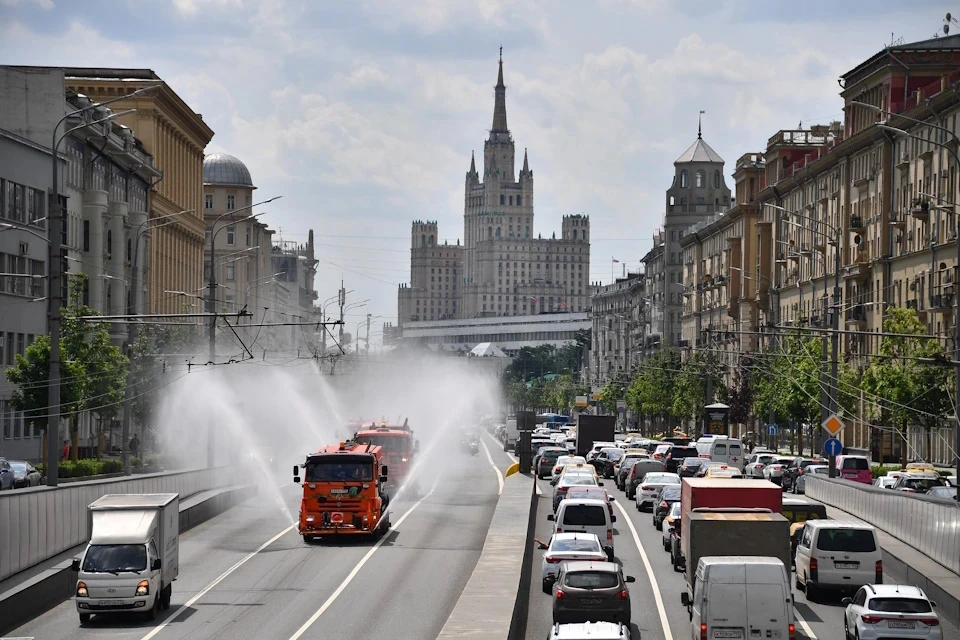 В Москве из-за 30-градусной жары охлаждают дороги