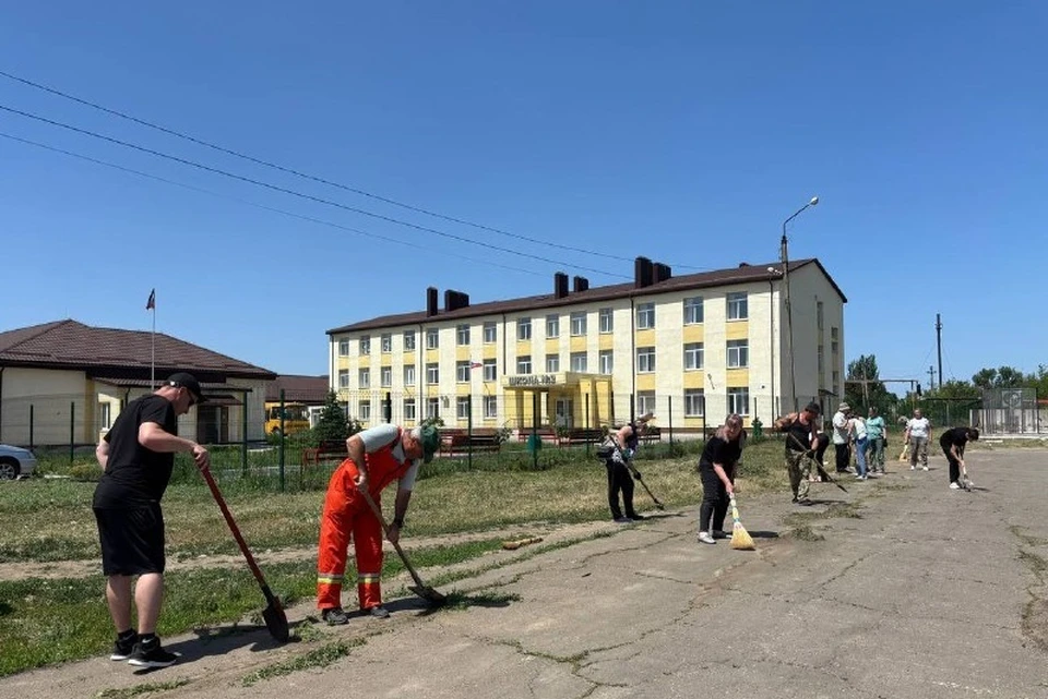 Добровольцы убрали мусор, удалили скошенную траву, а также подмели беговые дорожки и баскетбольные площадки. Фото: t.me/Mangush_mo
