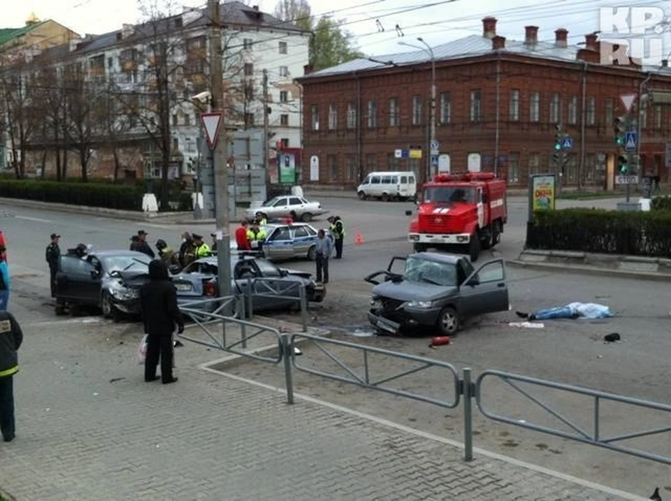 12 лет назад на перекрестке столкнулись три автомобиля. Восемь человек были ранены, один погиб.