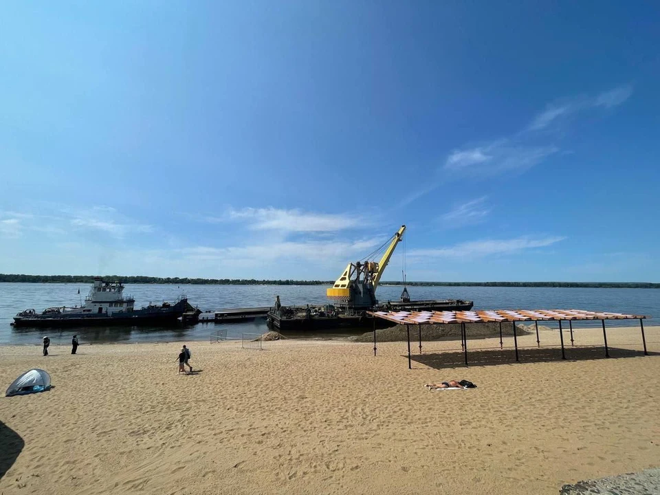 Новый песок на пляжи Самары выгружают с воды. Фото: тгк ЧтоГдеСова
